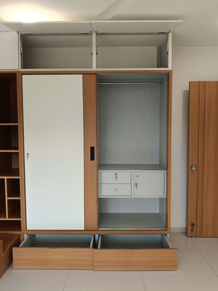 Room, vaishnodevi circle 3 Bedroom 2335 Sq.Ft. Apartment In Vaishnodevi Circle Ahmedabad 9864883