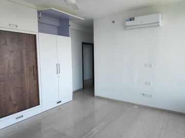 Room in 3 BHK Apartment at Oberoi Realty Esquire, Goregaon East – for Rent
