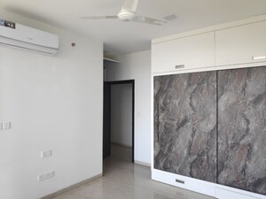 Room in 3 BHK Apartment at Oberoi Realty Esquire, Goregaon East – for Rent