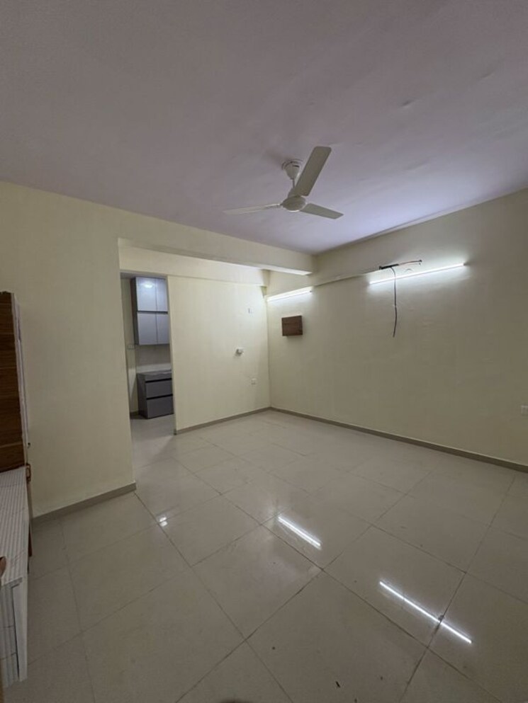 Room, pyramid-altia 2.5 Bedroom 800 Sq.Ft. Apartment In Sector 70a Gurgaon 9870323