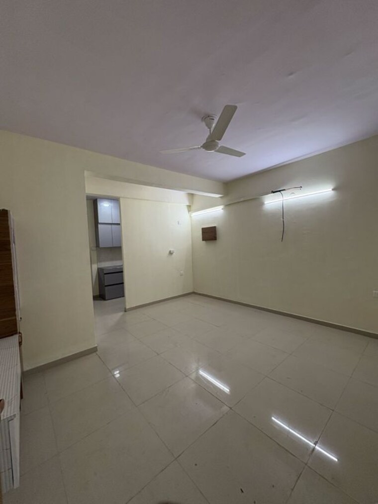 Room, pyramid-altia 2.5 Bedroom 800 Sq.Ft. Apartment In Sector 70a Gurgaon 9870323