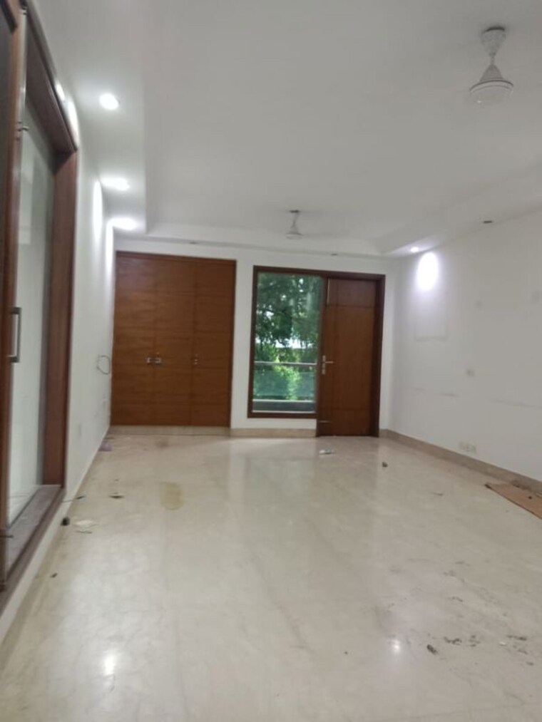 Room, new friends colony 6 Bedroom 508 Sq.Yd. Independent House In New Friends Colony Delhi 9870329