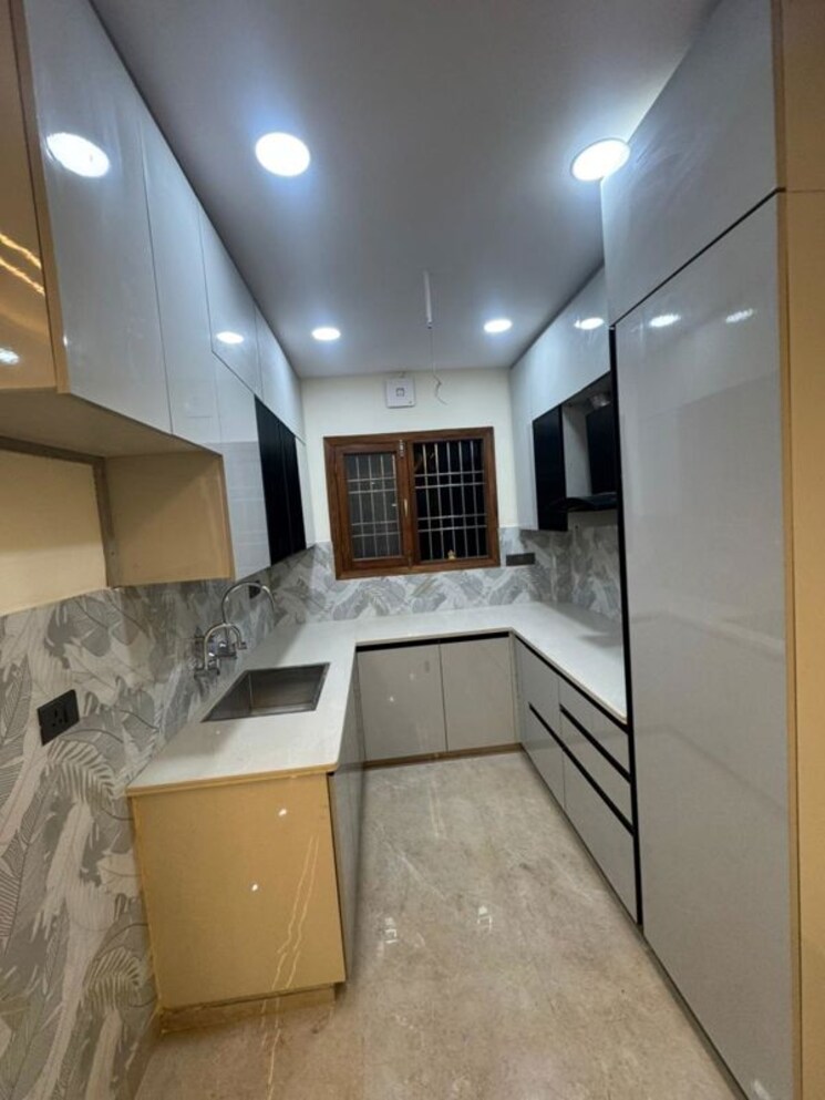 Kitchen, paschim vihar 2.5 Bedroom 1000 Sq.Ft. Apartment In Paschim Vihar Delhi 9870400