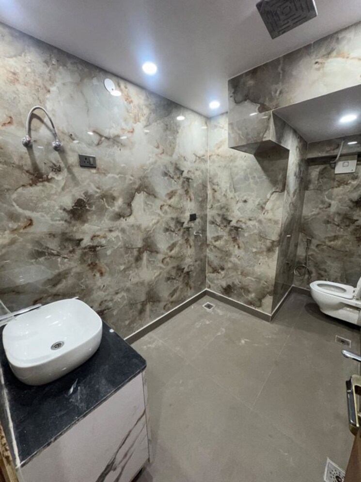 Bathroom, paschim vihar 2.5 Bedroom 1000 Sq.Ft. Apartment In Paschim Vihar Delhi 9870400