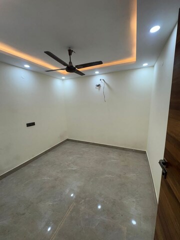 Room in 2.5 BHK Apartment at Paschim Vihar – for Rent