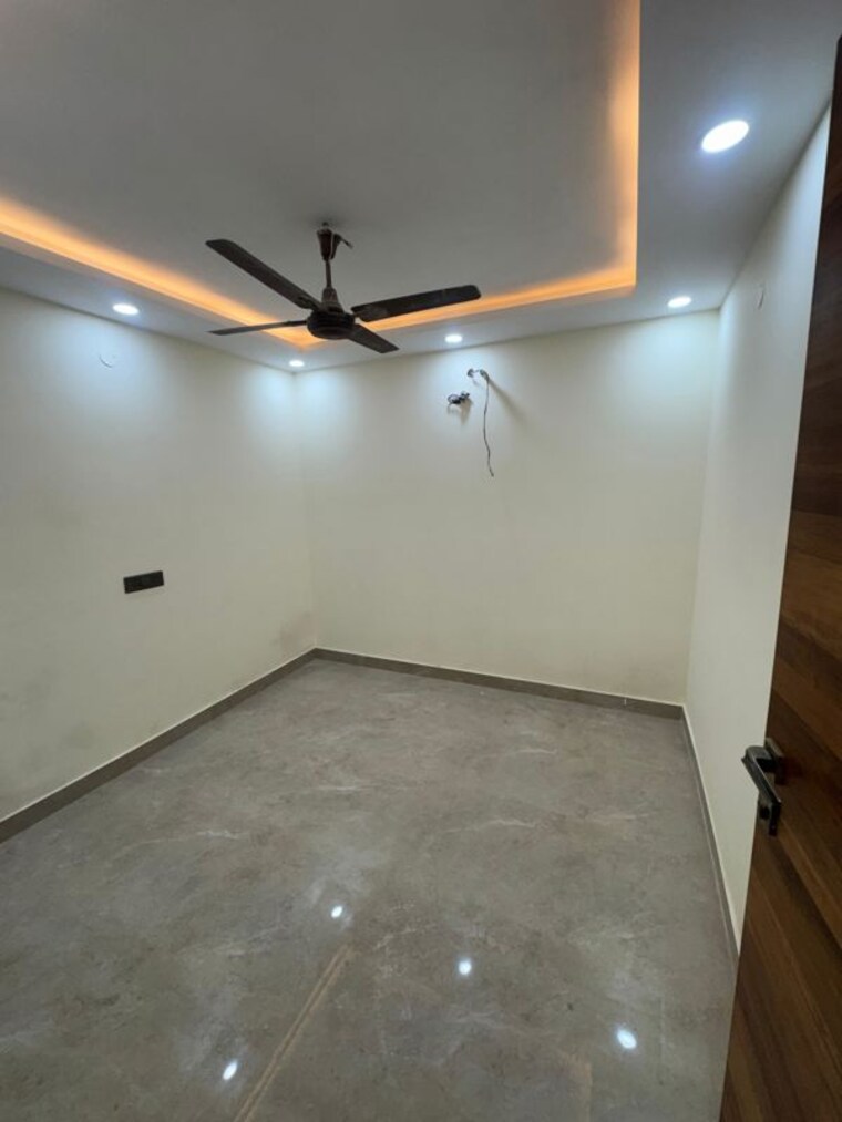 Room, paschim vihar 2.5 Bedroom 1000 Sq.Ft. Apartment In Paschim Vihar Delhi 9870400