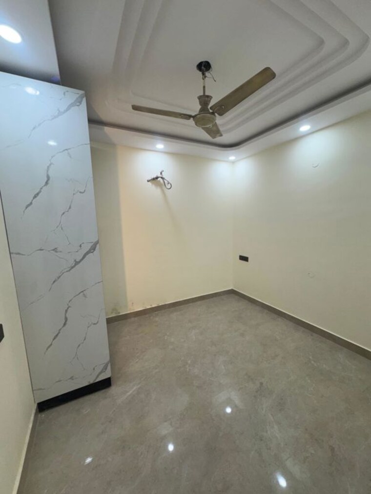 Room, paschim vihar 2.5 Bedroom 1000 Sq.Ft. Apartment In Paschim Vihar Delhi 9870400