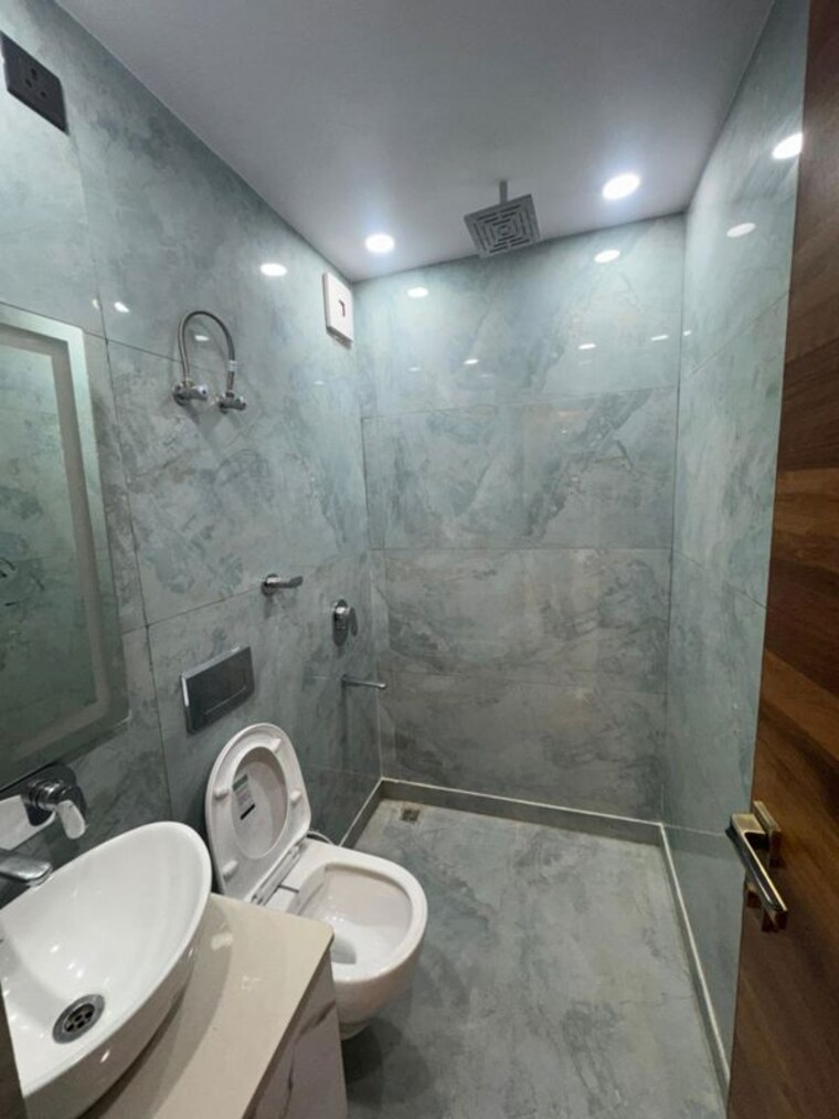 Bathroom, paschim vihar 2.5 Bedroom 1000 Sq.Ft. Apartment In Paschim Vihar Delhi 9870400