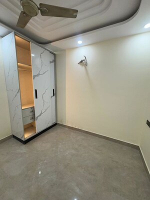 Room in 2.5 BHK Apartment at Paschim Vihar – for Rent