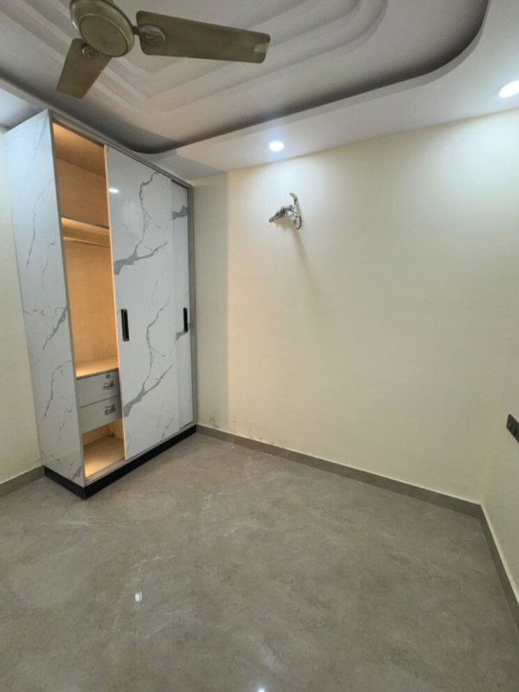 Room, paschim vihar 2.5 Bedroom 1000 Sq.Ft. Apartment In Paschim Vihar Delhi 9870400