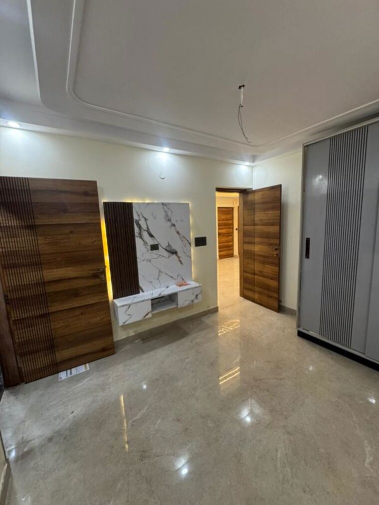 Room, paschim vihar 2.5 Bedroom 1000 Sq.Ft. Apartment In Paschim Vihar Delhi 9870400