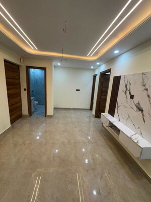 Room in 2.5 BHK Apartment at Paschim Vihar – for Rent