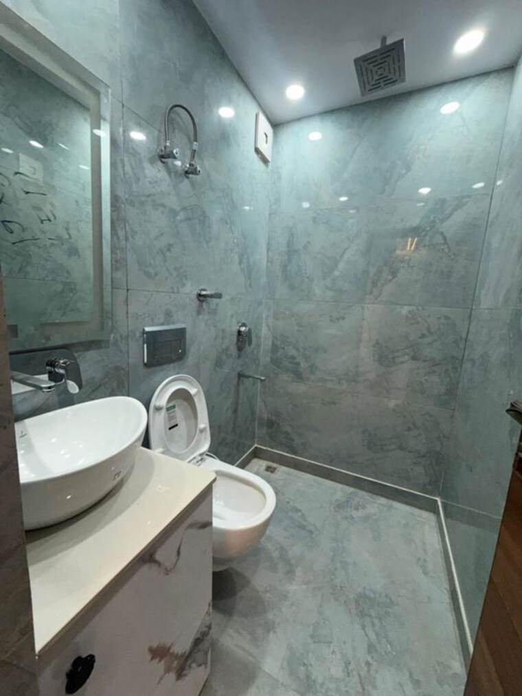 Bathroom, paschim vihar 3 Bedroom 1200 Sq.Ft. Apartment In Paschim Vihar Delhi 9870431