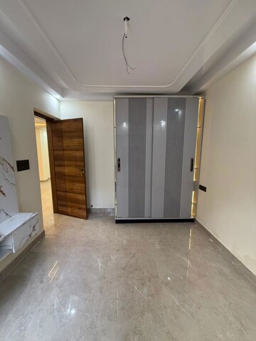 Room in 3 BHK Apartment at Paschim Vihar – for Rent