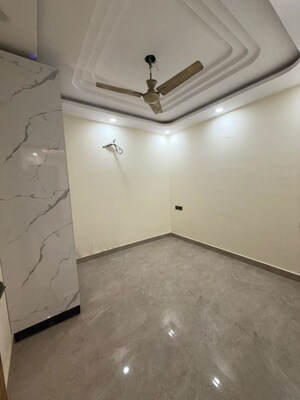 Room in 3 BHK Apartment at Paschim Vihar – for Rent