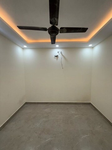Room in 3 BHK Apartment at Paschim Vihar – for Rent