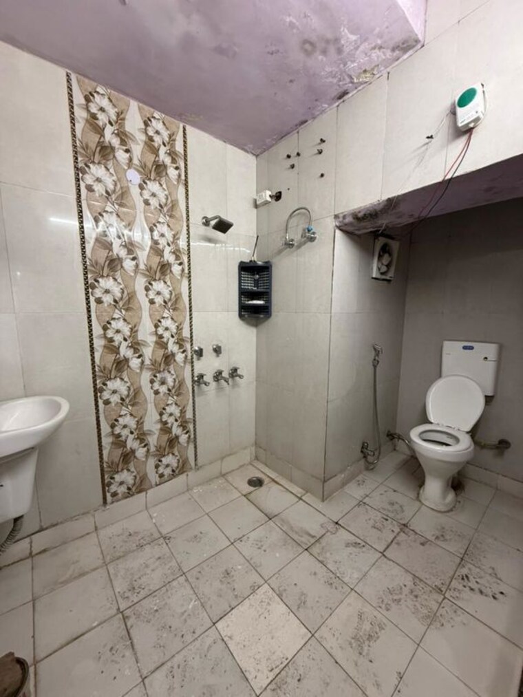 Bathroom, paschim vihar 2 Bedroom 900 Sq.Ft. Apartment In Paschim Vihar Delhi 9870434