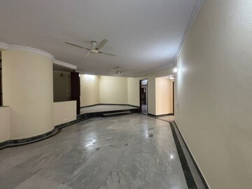 Room in 3 BHK Apartment at HS Apartment, Cunningham Road – for Rent