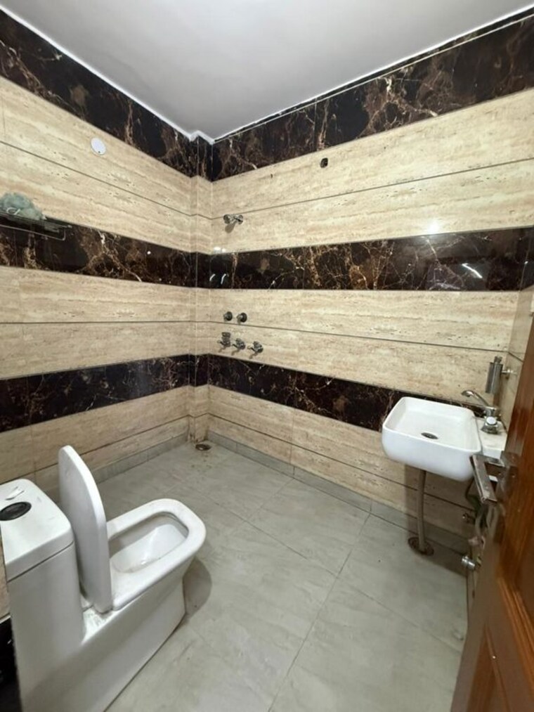 Bathroom, paschim vihar 2 Bedroom 1150 Sq.Ft. Builder Floor In Paschim Vihar Delhi 9870436