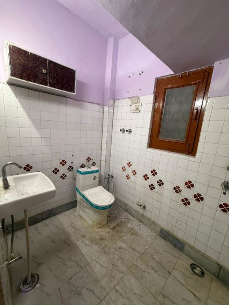 Bathroom, paschim vihar 2 Bedroom 1500 Sq.Ft. Builder Floor In Paschim Vihar Delhi 9870442
