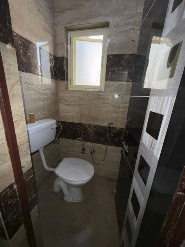 Bathroom, paschim vihar 2 Bedroom 900 Sq.Ft. Apartment In Paschim Vihar Delhi 9870447
