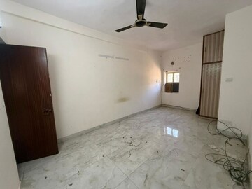 Room in 2 BHK Apartment at Paschim Vihar – for Rent