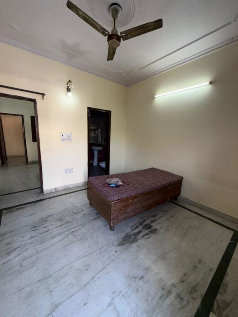 Room, paschim vihar 2.5 Bedroom 1150 Sq.Ft. Builder Floor In Paschim Vihar Delhi 9870460