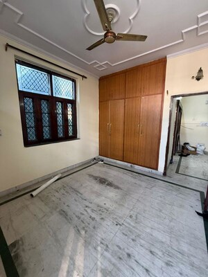 Room in 2.5 BHK Builder Floor at Paschim Vihar – for Rent
