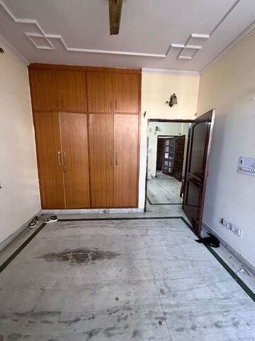 Room in 2.5 BHK Builder Floor at Paschim Vihar – for Rent