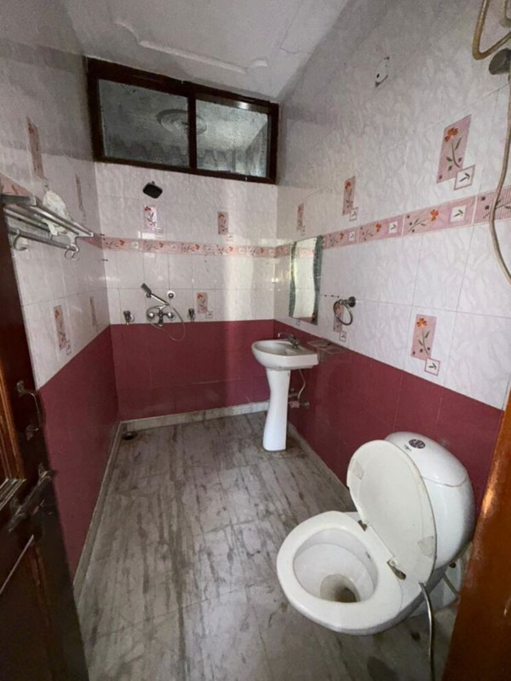 Bathroom, paschim vihar 2.5 Bedroom 1150 Sq.Ft. Builder Floor In Paschim Vihar Delhi 9870460