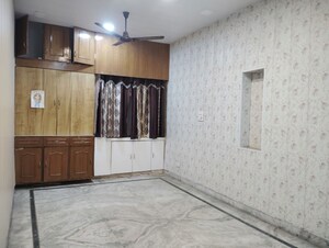 Room in 3 BHK Apartment at Paschim Vihar – for Rent