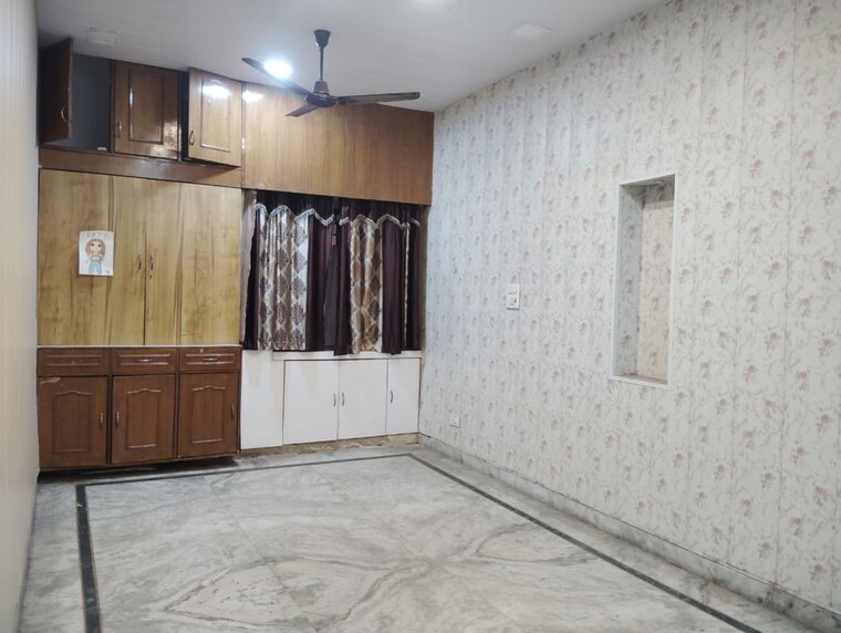 Room, paschim vihar 3 Bedroom 1500 Sq.Ft. Apartment In Paschim Vihar Delhi 9870479