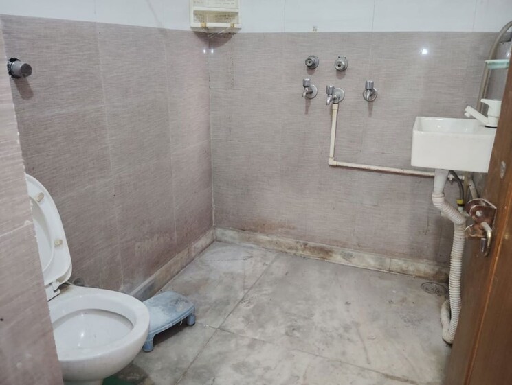 Bathroom, paschim vihar 3 Bedroom 1500 Sq.Ft. Apartment In Paschim Vihar Delhi 9870479