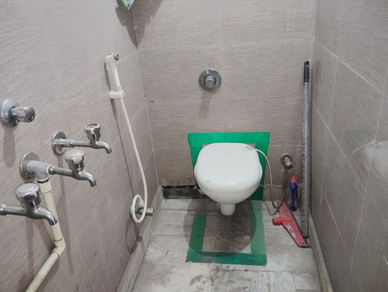 Bathroom, paschim vihar 3 Bedroom 1500 Sq.Ft. Apartment In Paschim Vihar Delhi 9870479