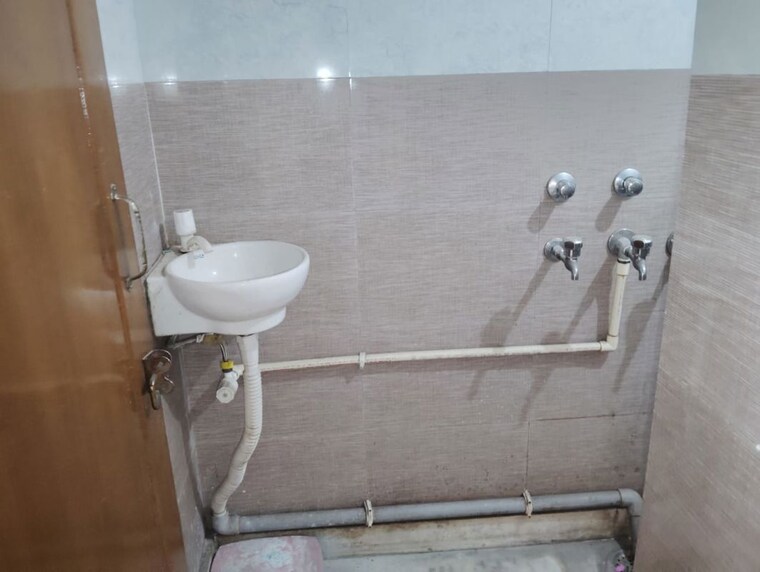 Bathroom, paschim vihar 3 Bedroom 1500 Sq.Ft. Apartment In Paschim Vihar Delhi 9870479