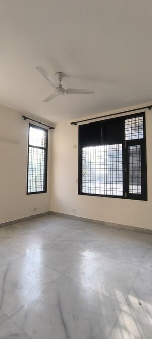 Room in 2.5 BHK Builder Floor at Ansal Royale Casa, Sector 55 – for Rent