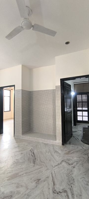 Room in 2.5 BHK Builder Floor at Ansal Royale Casa, Sector 55 – for Rent