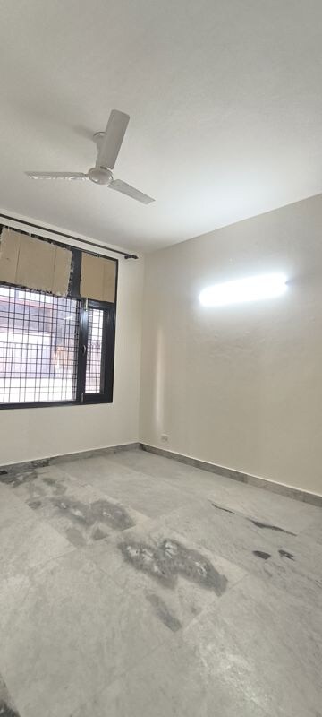 Room in 2.5 BHK Builder Floor at Ansal Royale Casa, Sector 55 – for Rent