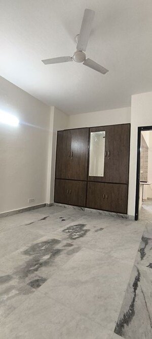 Room in 2.5 BHK Builder Floor at Ansal Royale Casa, Sector 55 – for Rent