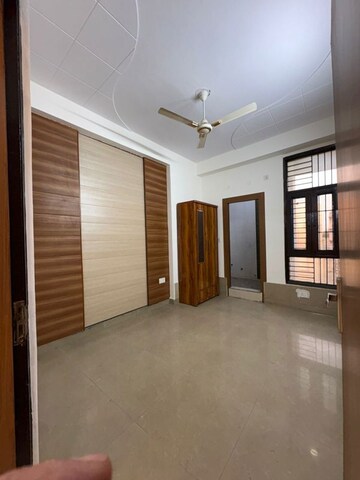 Room in 2 BHK Builder Floor at Kamras Apartment, Indrapuram – for Rent