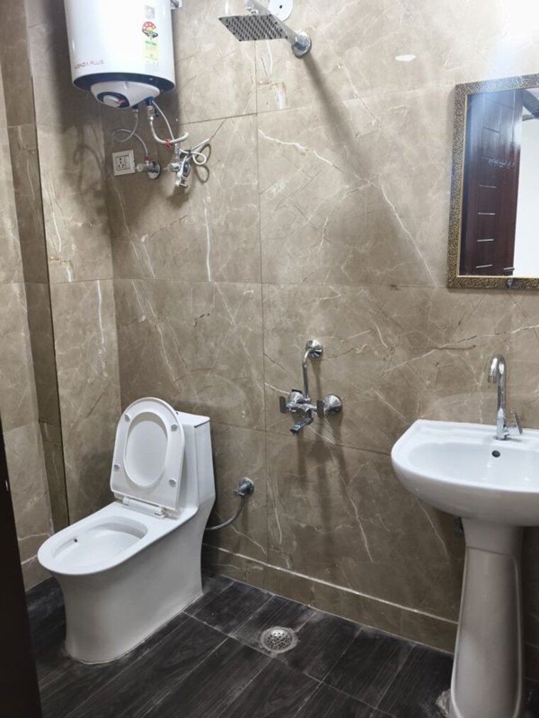 Bathroom, vishwakarma colony 3 Bedroom 108 Sq.Yd. Apartment In Vishwakarma Colony Delhi 9870609