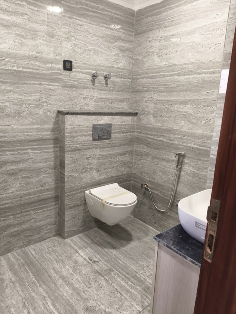 Bathroom, viswakarma colony 3 Bedroom 108 Sq.Yd. Apartment In Viswakarma Colony Delhi 9870679