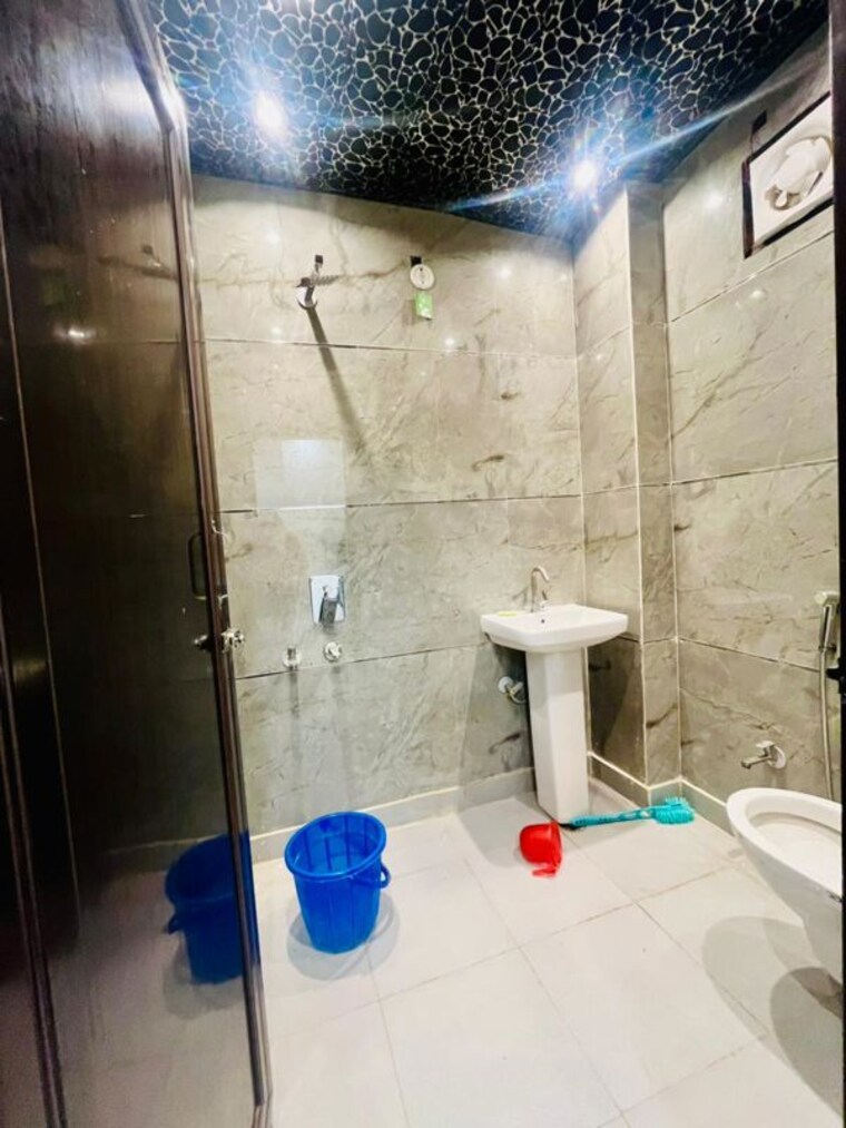 Bathroom, safdarjung enclave 4 Bedroom 210 Sq.Yd. Builder Floor In Safdarjung Enclave Delhi 9774230