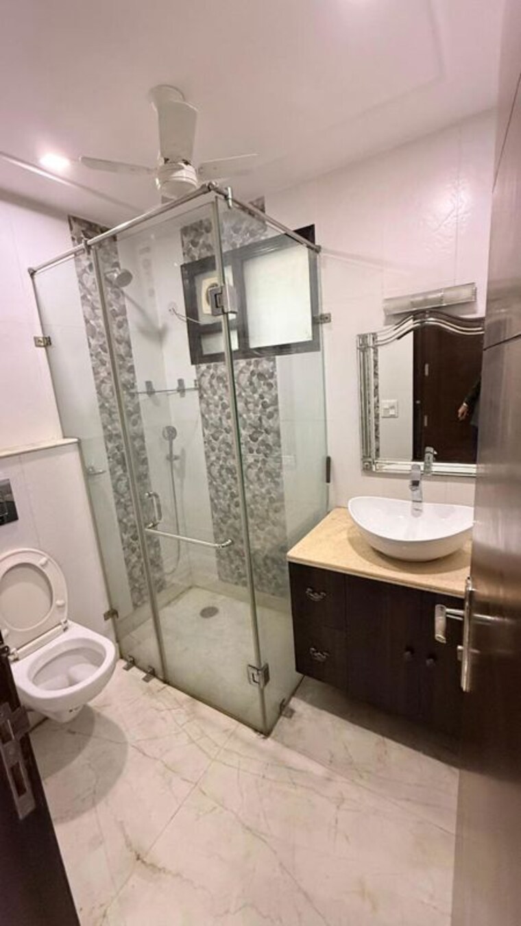 Bathroom, safdarjung enclave 4 Bedroom 210 Sq.Yd. Builder Floor In Safdarjung Enclave Delhi 9774230