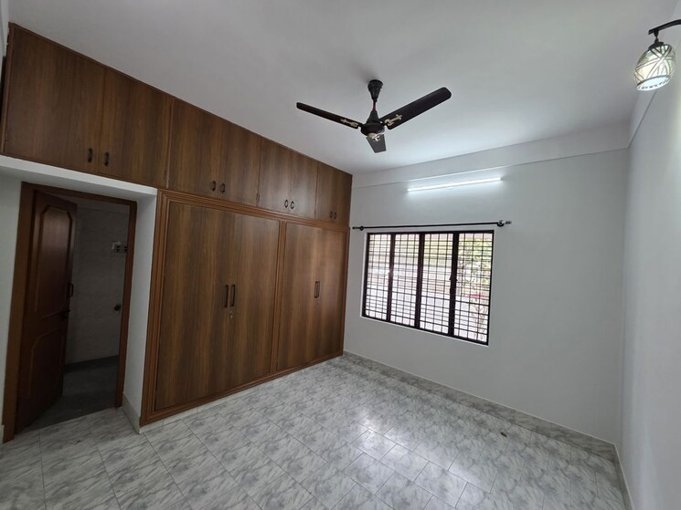Room, kalyan nagar 4 Bedroom 2400 Sq.Ft. Independent House In Kalyan Nagar Bangalore 9870833
