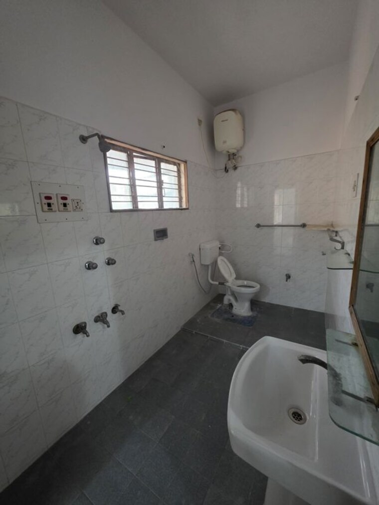 Bathroom, kalyan nagar 4 Bedroom 2400 Sq.Ft. Independent House In Kalyan Nagar Bangalore 9870833
