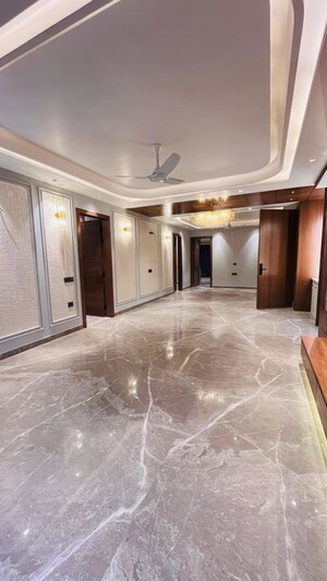 Room in 3 BHK Builder Floor at BPTP Green Oaks, Sector 70a – for Sale