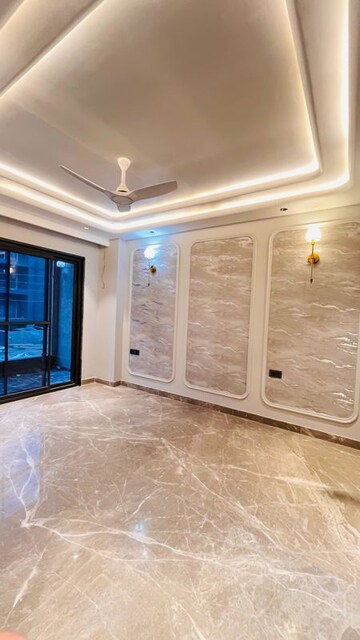 Room in 3 BHK Builder Floor at BPTP Green Oaks, Sector 70a – for Sale