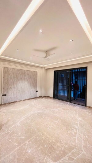 Room in 3 BHK Builder Floor at BPTP Green Oaks, Sector 70a – for Sale