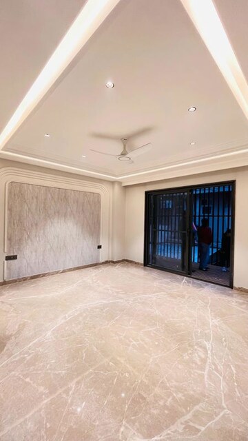 Room in 3 BHK Builder Floor at BPTP Green Oaks, Sector 70a – for Sale